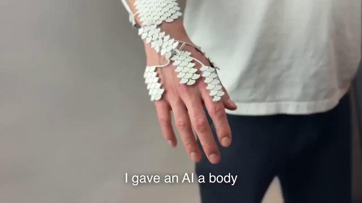 MIT六名学生48小时造出Human Operator可穿戴设备，用Claude API控制肌肉动作
