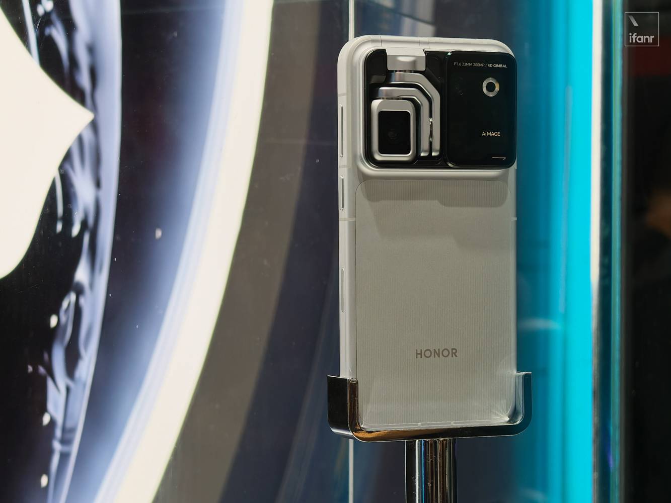 荣耀Robot Phone 9999元起发布，Google推出Pixel 11系列